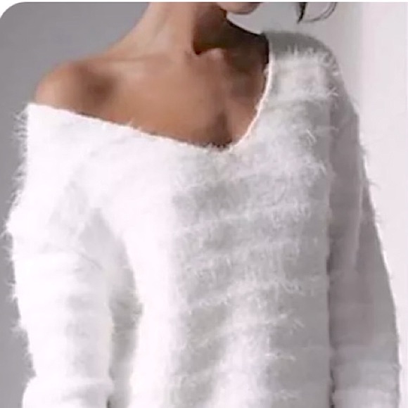 Sweaters - IVORY LONG SLEEVE PULLOVER V-NECK SWEATER